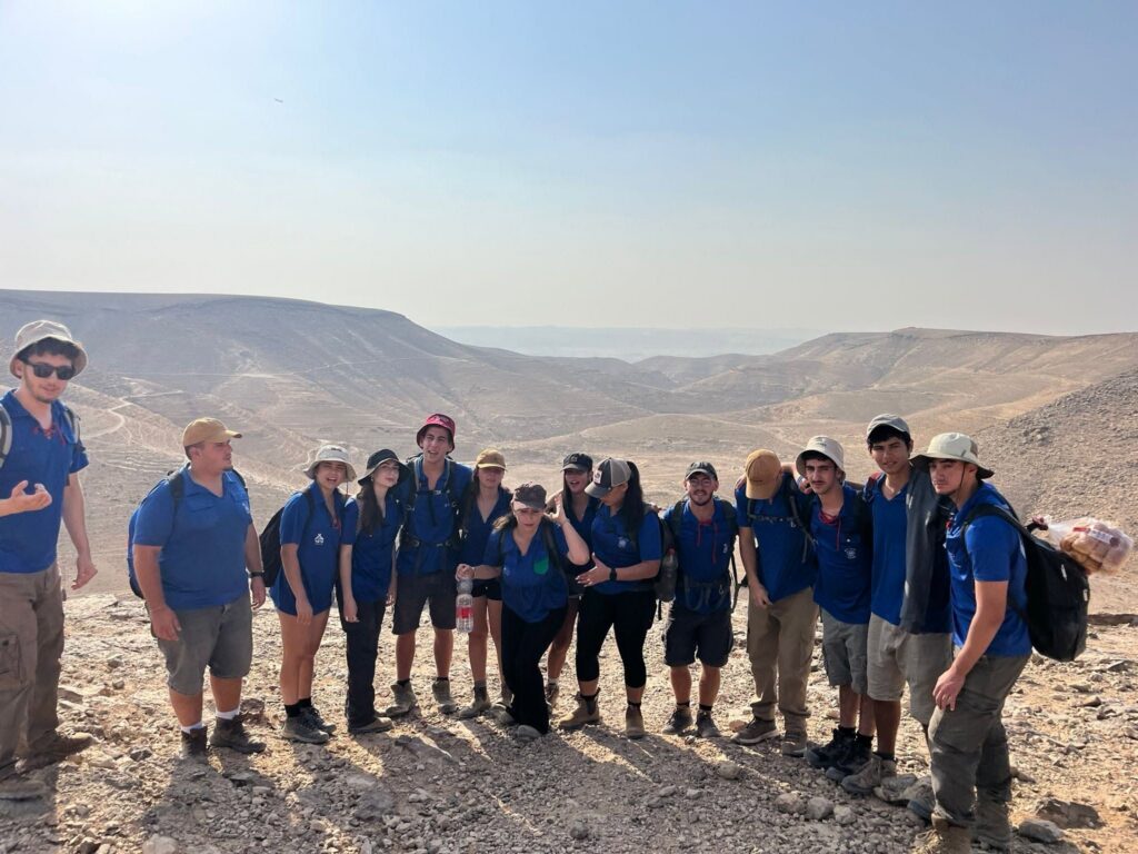 חניכים בטיול במדבר